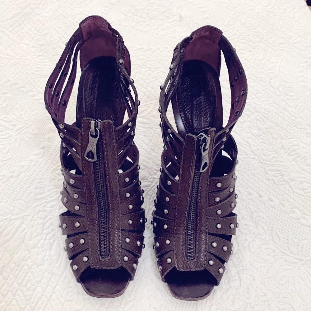 BCBG  Open toe front zipper cage shoes